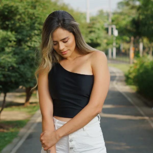 Blusa crop negra lisa - Image 3